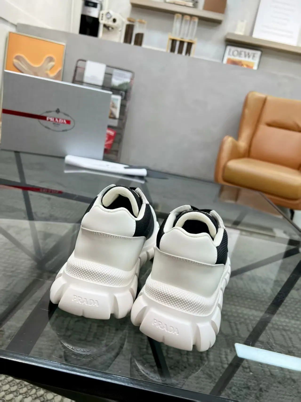 P440 Yuan 38-45 Prada Prada’s new men’s leather sneakers, the highest version on the market, any comparison is welcome🆚! The original leather has excellent texture and is super high-end! Fetal sheep net lining imported from Italy, removable pad! Luxurious materials and fine workmanship, highly recommended!